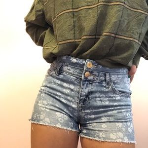 Super cute jeans shorts with white flowers!